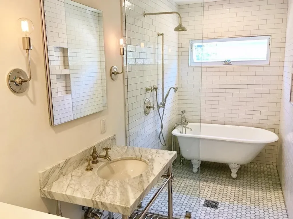 Small Bathroom Look Spacious1